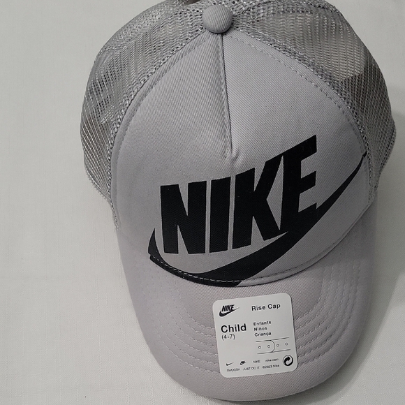 Nike Kids Silver Mesh Cap Size 4-7 - Picture 1 of 8